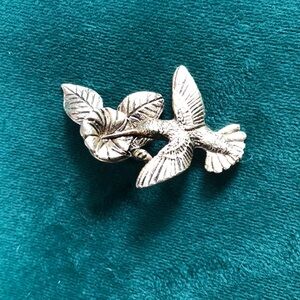 Elegant Gold Hummingbird Brooch
